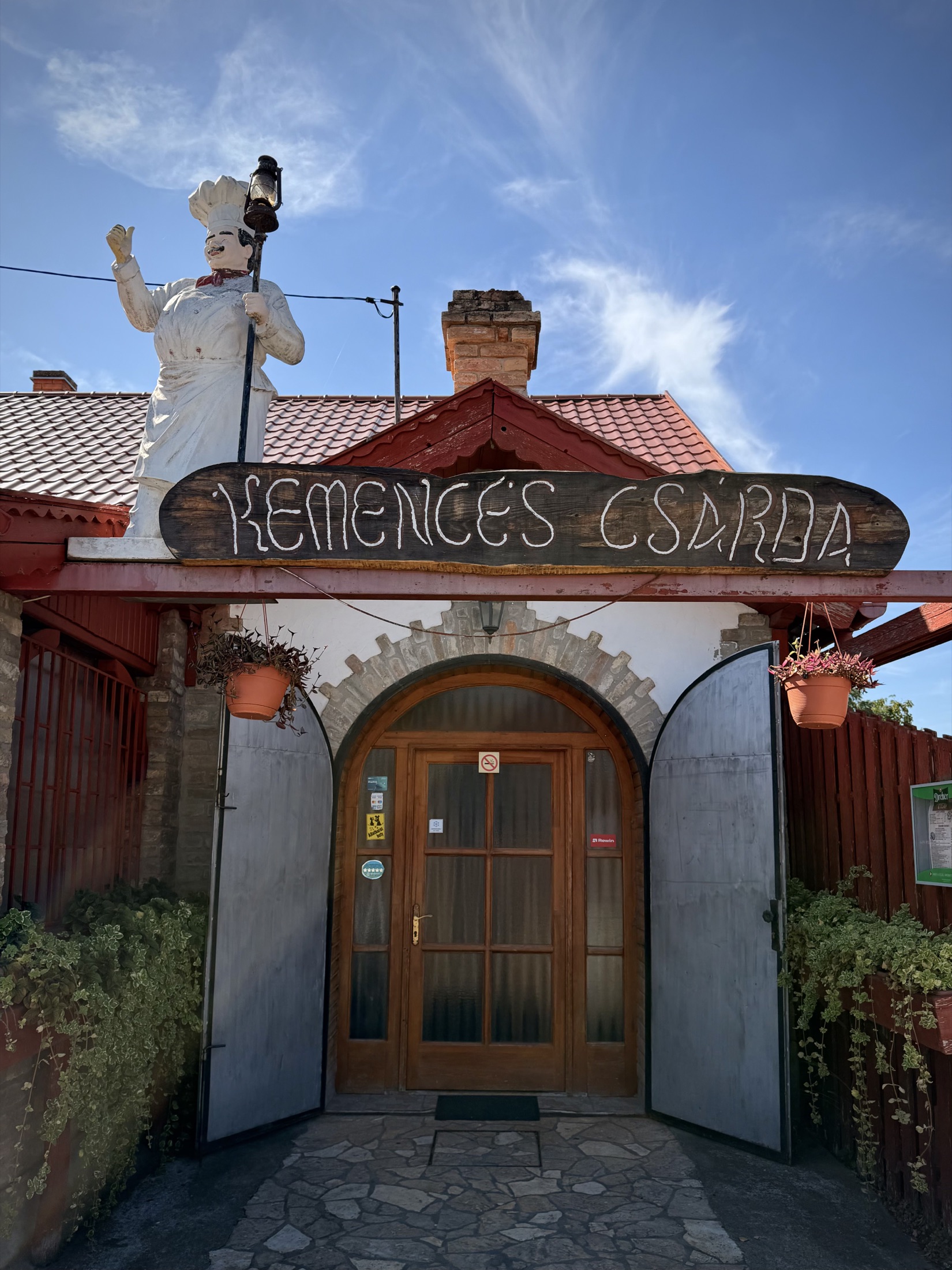 A Kemencés Csárda bejárata és cégtáblája